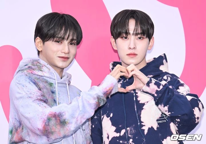 Zayyan dan Hyunsik XODIAC Pamer Pose Gemas kala Debut di Seoul Fashion Week 2024