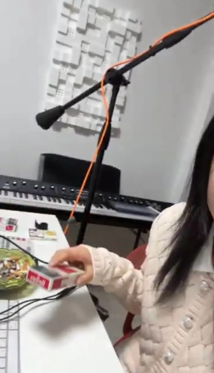 Meenoi Diduga Merokok di Dalam Ruangan usai Siaran Live Nangis-Nangis Viral
