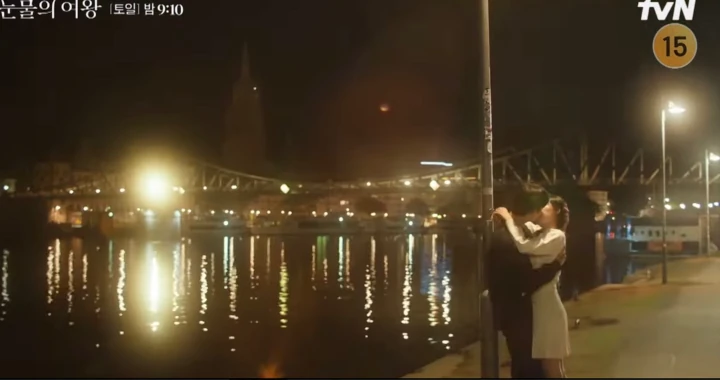 Deretan Ciuman Kim Ji Won & Kim So Hyun di Episode 1 \'Queen of Tears\' Tuai Perdebatan