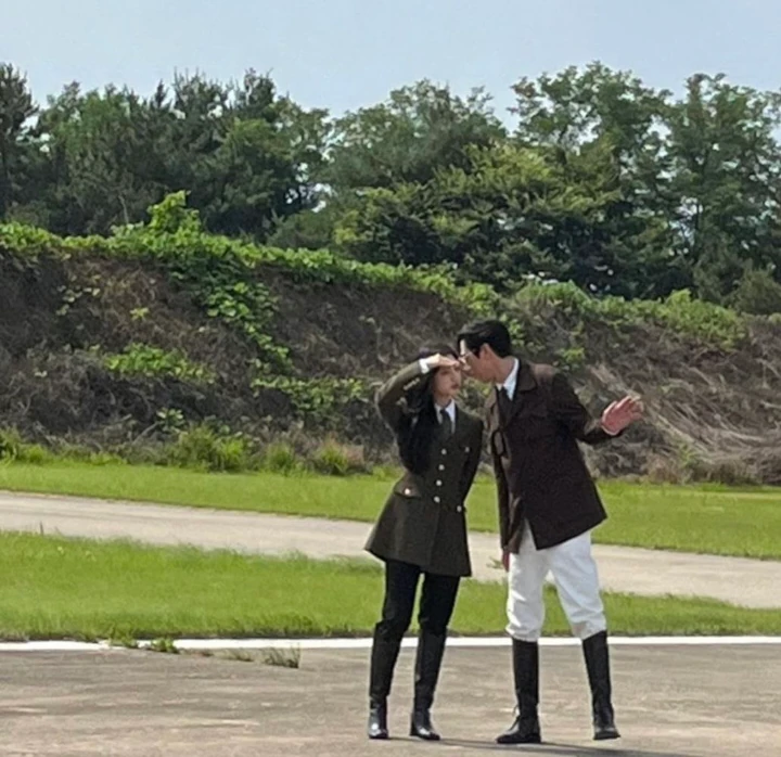 Foto Candid Kim Ji Won & Park Sung Hoon di Lokasi \'Queen Of Tears\' Jadi Bahan Gosip