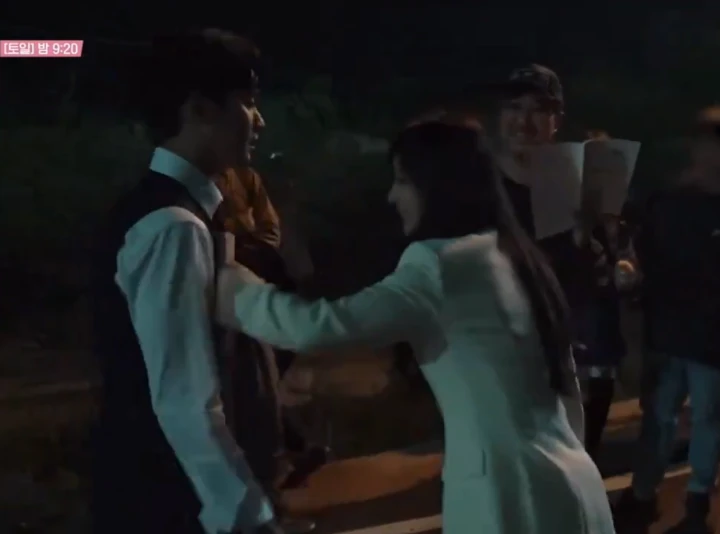 Aksi Kim Ji Won Pukul Manja Kim Soo Hyun di Lokasi \'Queen Of Tears\' Curi Perhatian