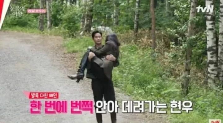 Kekuatan Otot Kim Soo Hyun Saat Gendong Kim Ji Won untuk \'Queen of Tears\' Curi Fokus