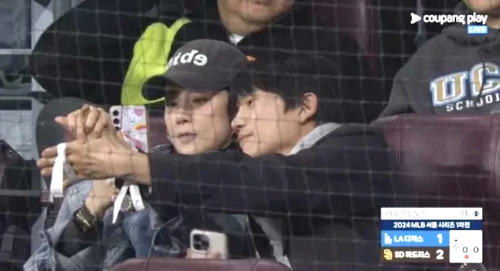 Ji Sung dan Lee Bo Young Kencan Mesra di Tribun Penonton MLB Seoul Series 2024