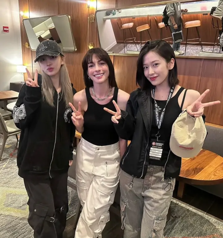 Ahn Yujin dan Liz IVE Bertemu Anne Hathaway di Momen Tak Terduga