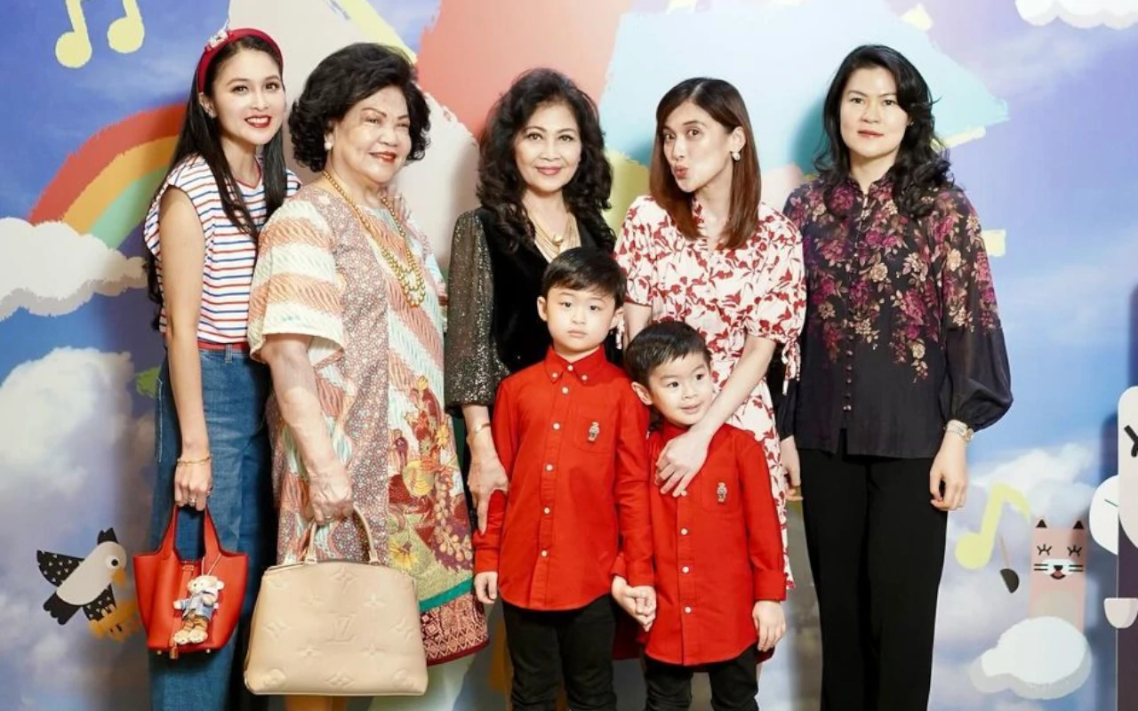 Ibu Mertua Sandra Dewi Terciduk Pamer Foto Tak Terduga Sehari Sebelum Putra Ditahan