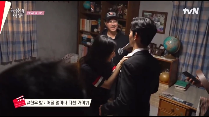 Kim Soo Hyun Ajari Kim Ji Won Buka Pakaian di Lokasi Syuting \'Queen of Tears\'