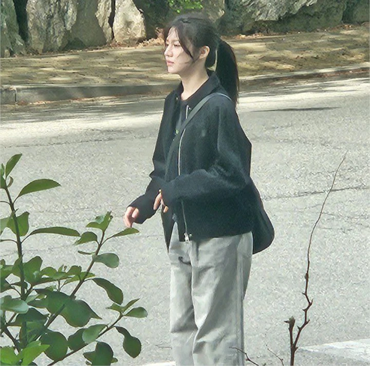 Visual Go Yoon Jung Kepergok Syuting Ulang \'Resident Playbook\' Curi Fokus