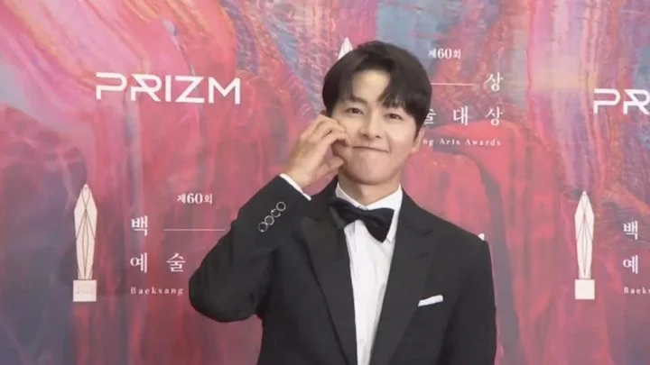 Song Joong Ki Pakai Gestur \'Membosankan\' Picu Kontroversi