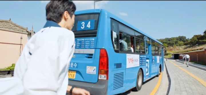 Detail Adegan Byeon Woo Seok Kejar Bus di \'Lovely Runner\' Dianggap Menakjubkan