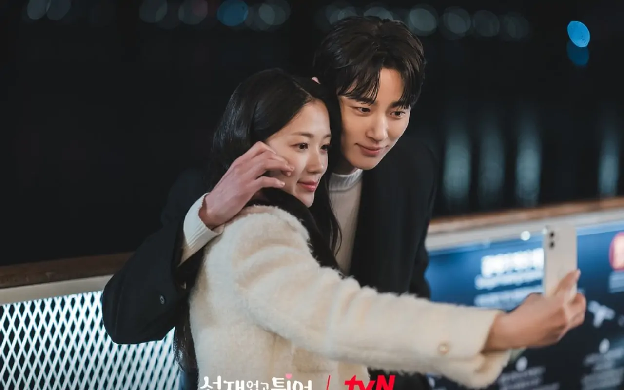 Ciuman Byeon Woo Seok & Kim Hye Yoon di Ending 'Lovely Runner' Dituding Terlalu Intens
