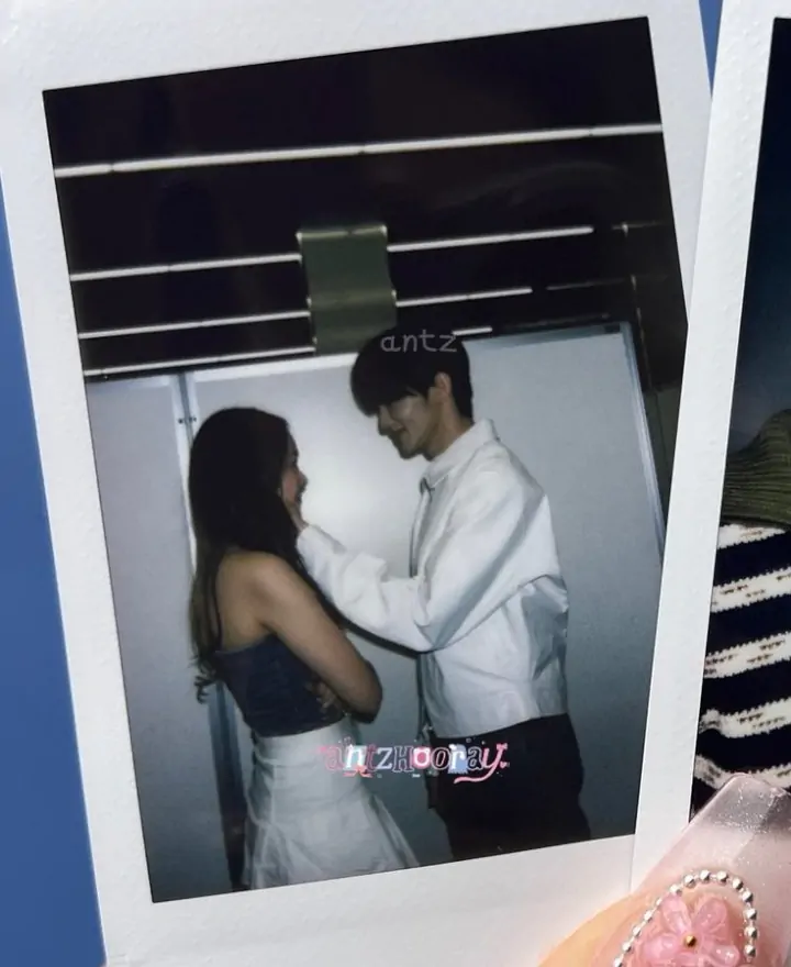 Pose Mesra Mark Lee NCT dan Fans dalam Polaroid Ratusan Juta Bikin Iri Berat