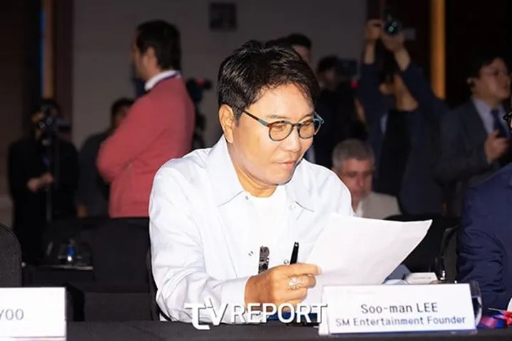 Lee Soo Man Picu Tanda Tanya usai Pakai Cincin Persahabatan SuperM di Event Publik