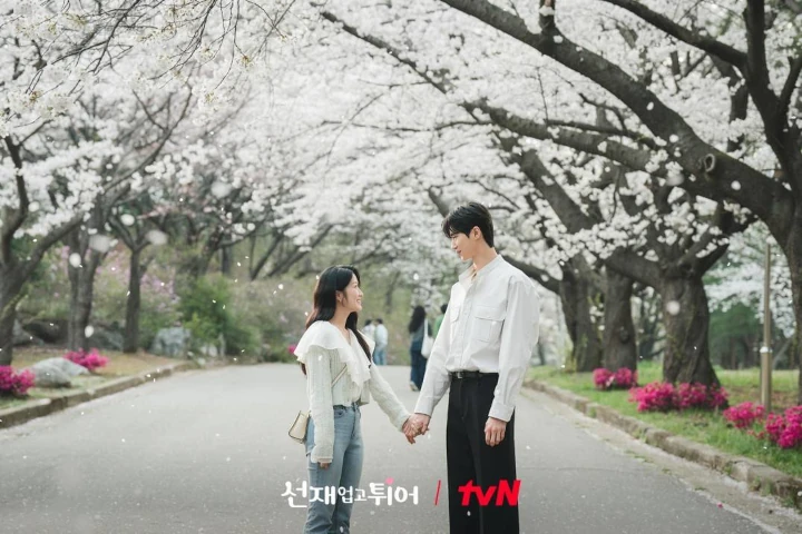 Byeon Woo Seok Kenang Momen Tatap Mata Kim Hye Yoon di Lokasi \'Lovely Runner\'