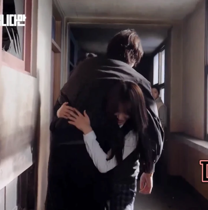 Chun Woo Hee Jajal Gendong Jang Ki Yong di Sela Syuting \'The Atypical Family\'
