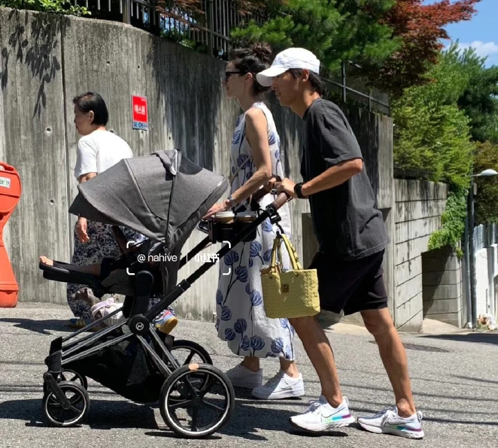 Ukuran Kaki Putra Song Joong Ki & Katy Louise Saunders Curi Fokus