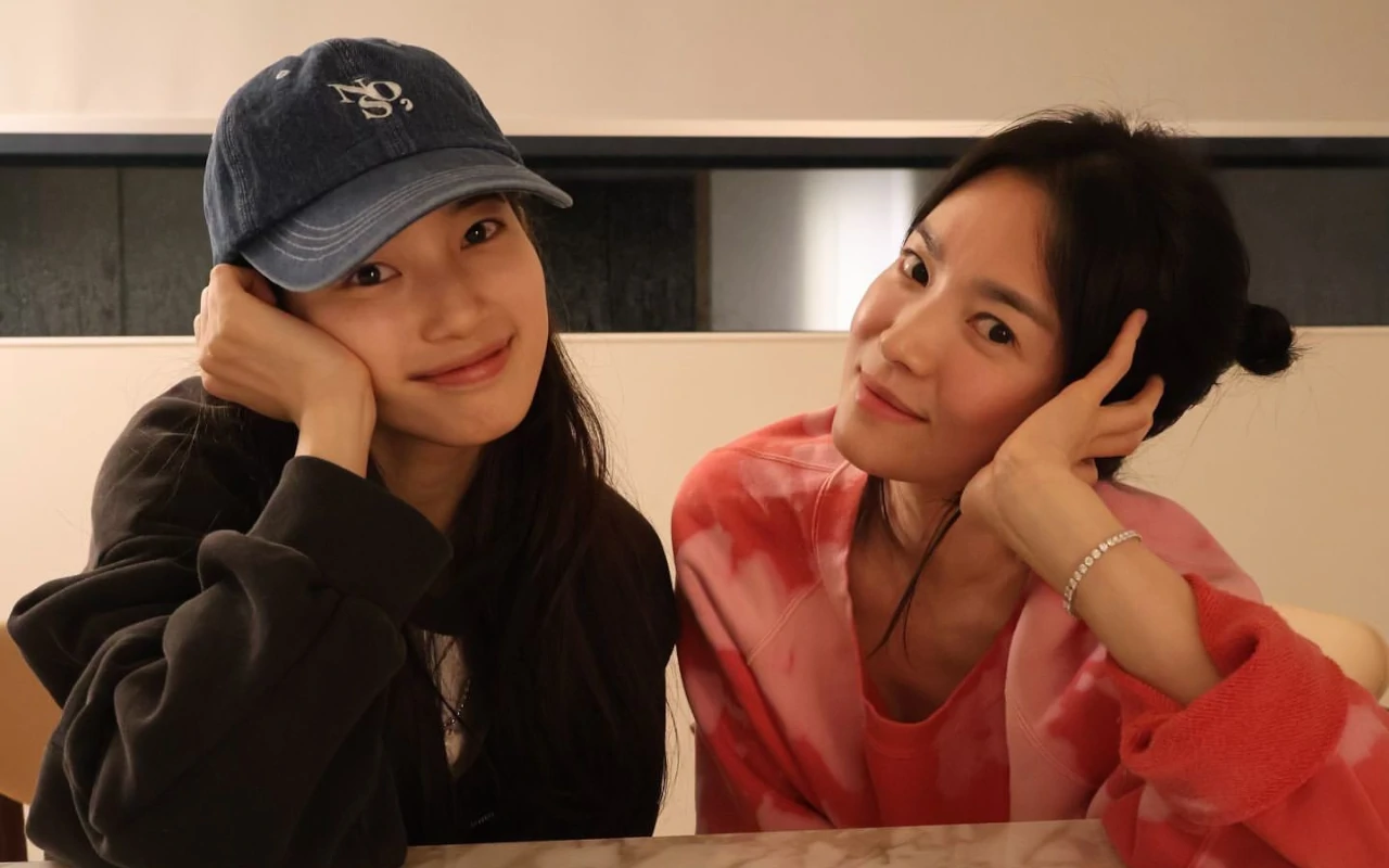 Beda Usia Song Hye Kyo & Suzy Disorot saat Satu Frame di Event Blue Dragon 2024