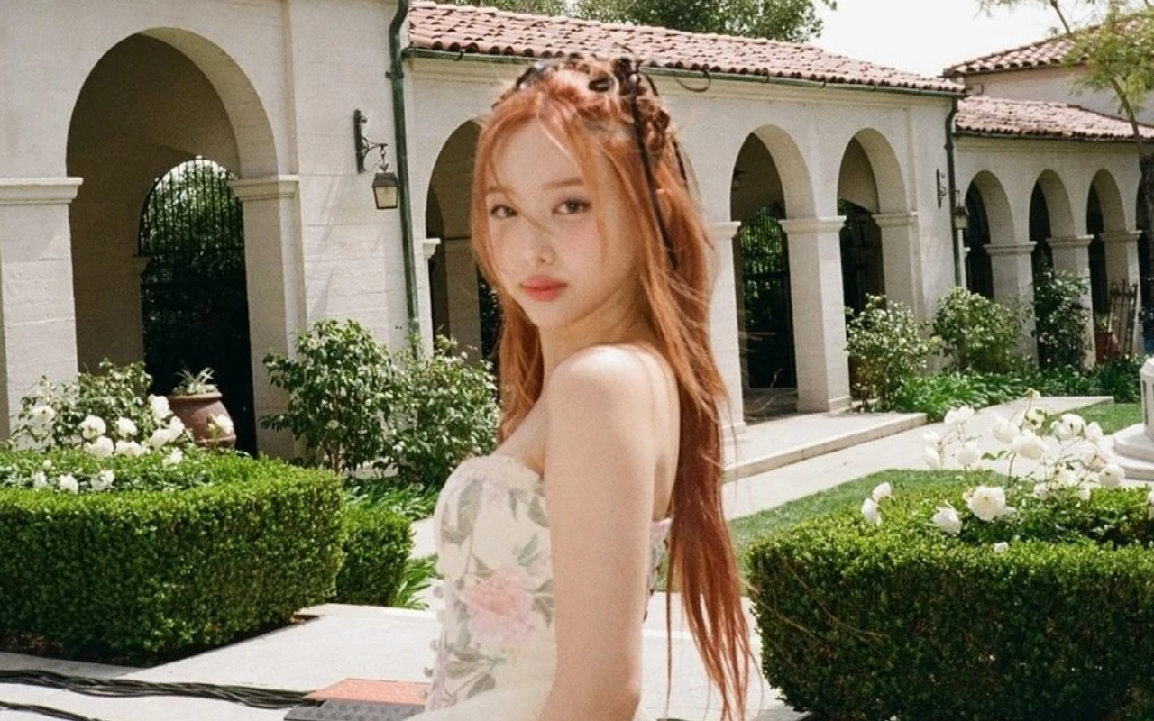Nayeon TWICE Tampil Seksi Pakai Baju Renang di Festival Warterbomb 2024