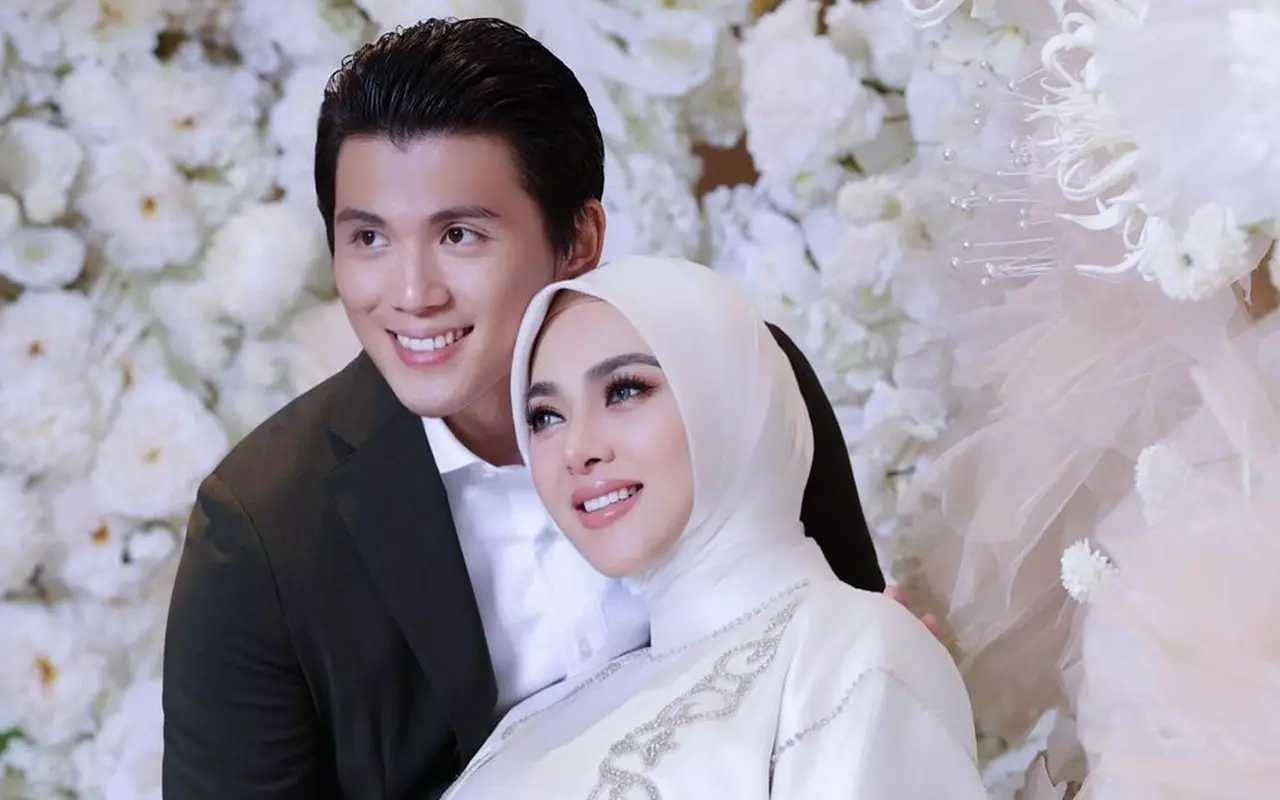 Cara Reino Barack Peluk Manja Perut Syahrini Malah Picu Kembali Rumor Kehamilan Palsu