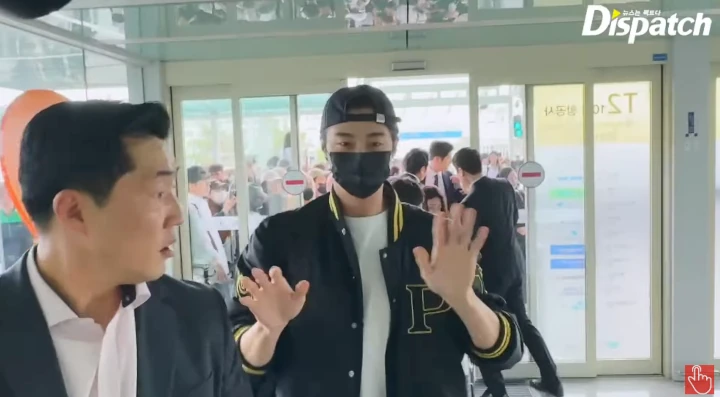 Kelakuan Pengawal Byeon Woo Seok di Bandara Buat Reporter Syok