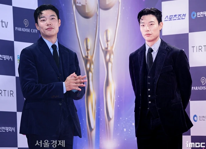 Outfit Ryu Jun Yeol di Blue Dragon Series Award 2024 Bikin Prihatin