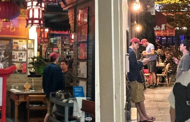 Potret Lee Dong Wook Keciduk Merokok di Pinggir Jalan Tuai Beragam Reaksi