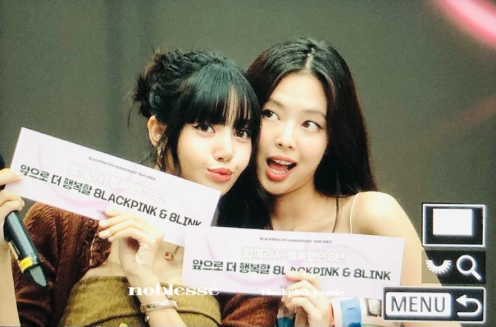 Interaksi Manis Jennie dan Lisa BLACKPINK Buktikan Mereka Gak Musuhan