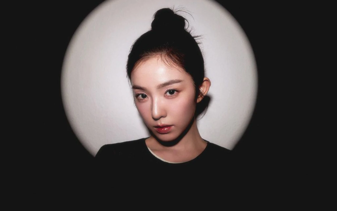 Irene Red Velvet Buktikan Visual Menawan meski Kualitas Foto di Lapangan Bisbol Kurang
