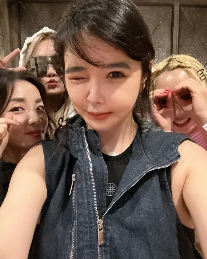 Park Bom Pamerkan Wajah Polos Bareng Member 2NE1 usai Turunkan Berat Badan