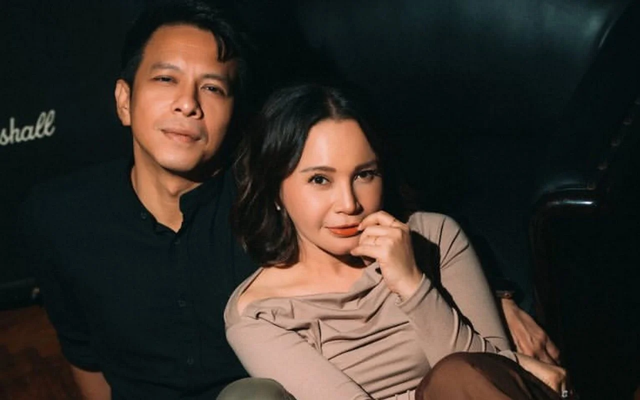 Kalung Rossa Curi Salfok saat Pamer Love Sign Bareng Ariel