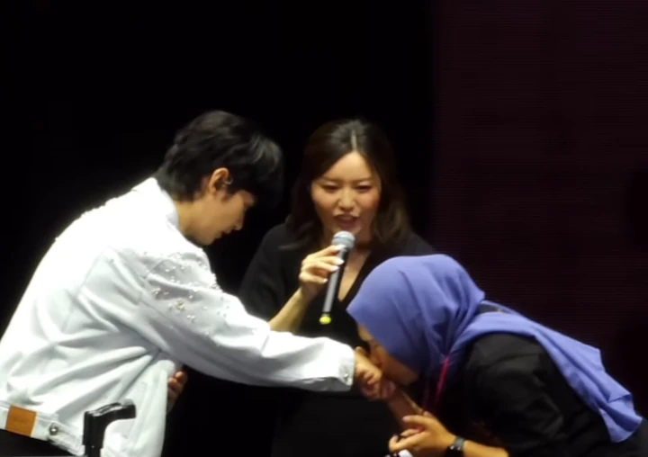Momen Tangan Kim Soo Hyun Dicium Fans Indonesia Tuai Kritikan