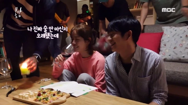 Reaksi Jung Hae In saat Han Ji Min Minum Alkohol di Lokasi Syuting Kembali Viral