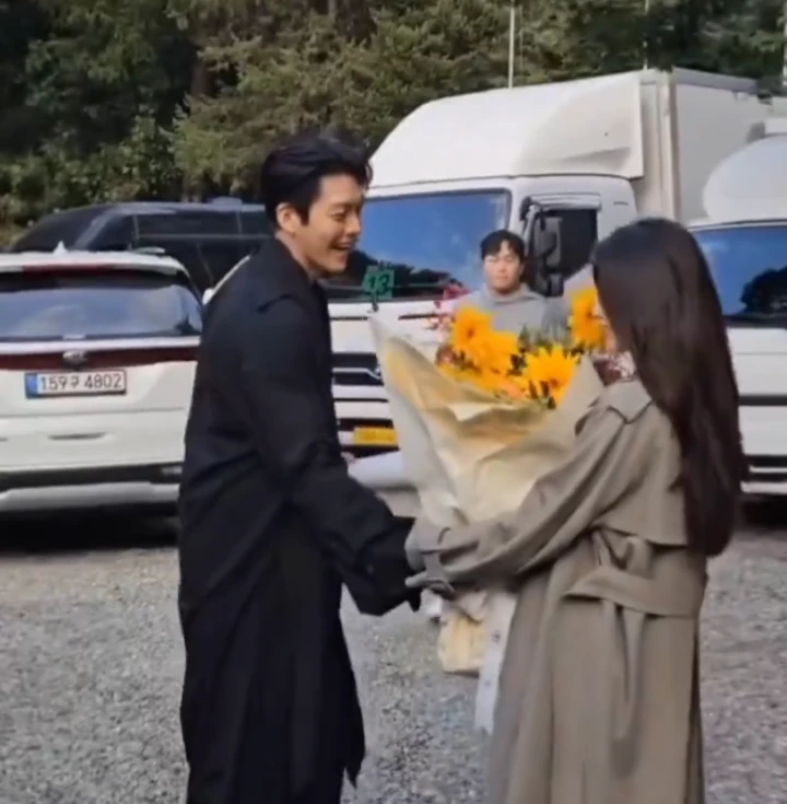 Momen Kim Woo Bin Beri Hadiah Bunga ke Suzy saat Ulang Tahun Viral