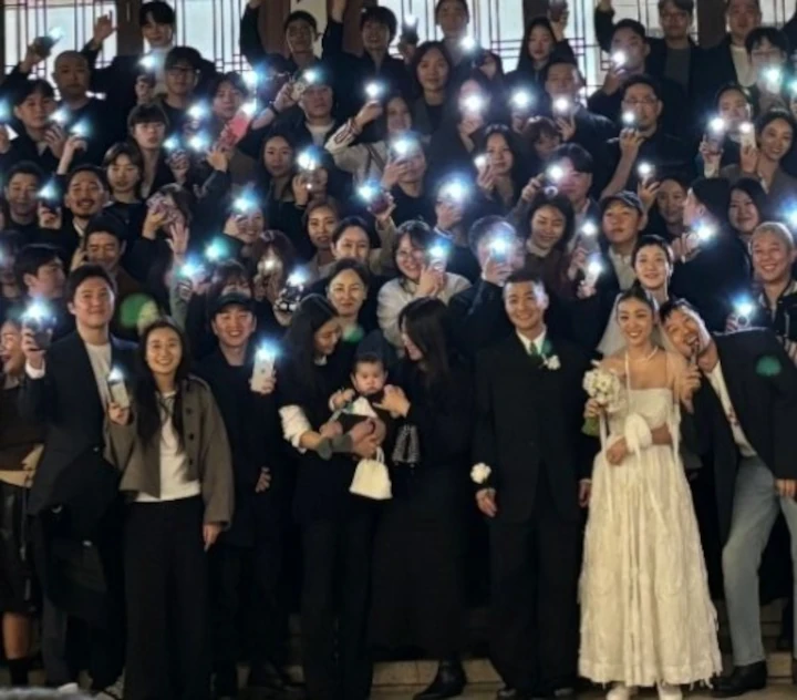 Momen Jennie BLACKPINK Gendong Bayi saat Kondangan Curi Fokus