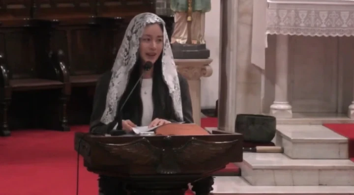 Kim Tae Hee Tampil Memesona saat Bawa Rain & Anak Ibadah di Gereja