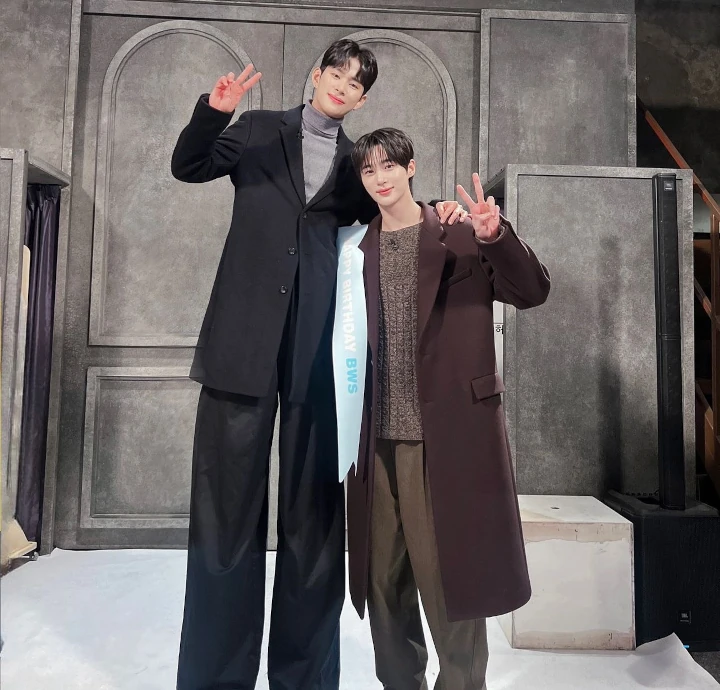 Byeon Woo Seok Buat Syok Tampak Mungil saat Foto Bareng Komedian Son Min Soo