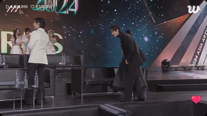 Momen Kim Soo Hyun Bingung Cari Band ECLIPSE di AAA 2024 Buat Ngakak