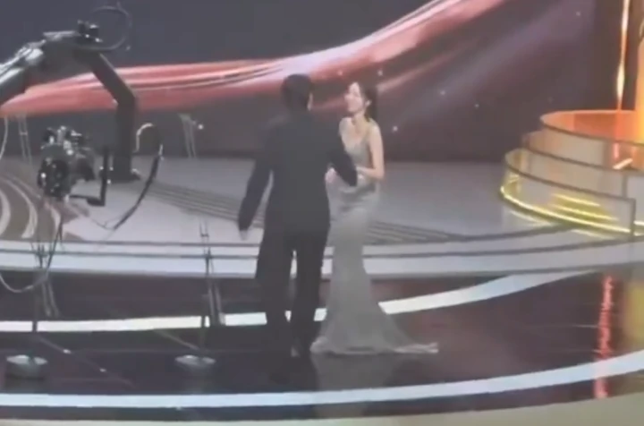 Gestur Yoo Yeon Seok saat Terima Piala Best Couple Bareng Chae Soo Bin Curi Fokus