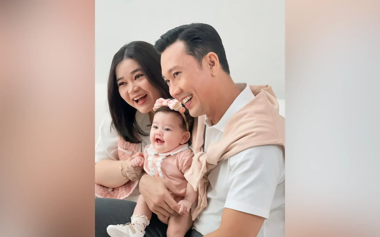 Denny Sumargo Kocak Diprotes Baby Biel Gegara Rebutan Suapin Makan dengan Istri