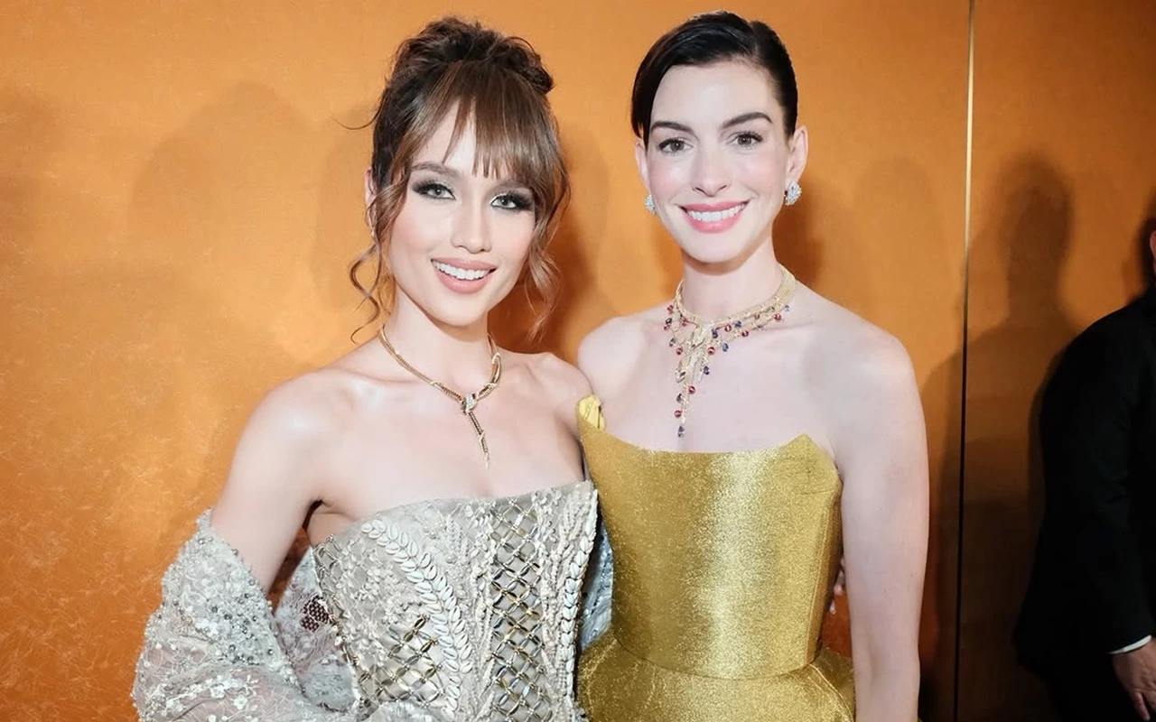 Cinta Laura Pamer Adab Berkelas saat Tampil Cantik Stunning Bareng Anne Hathaway