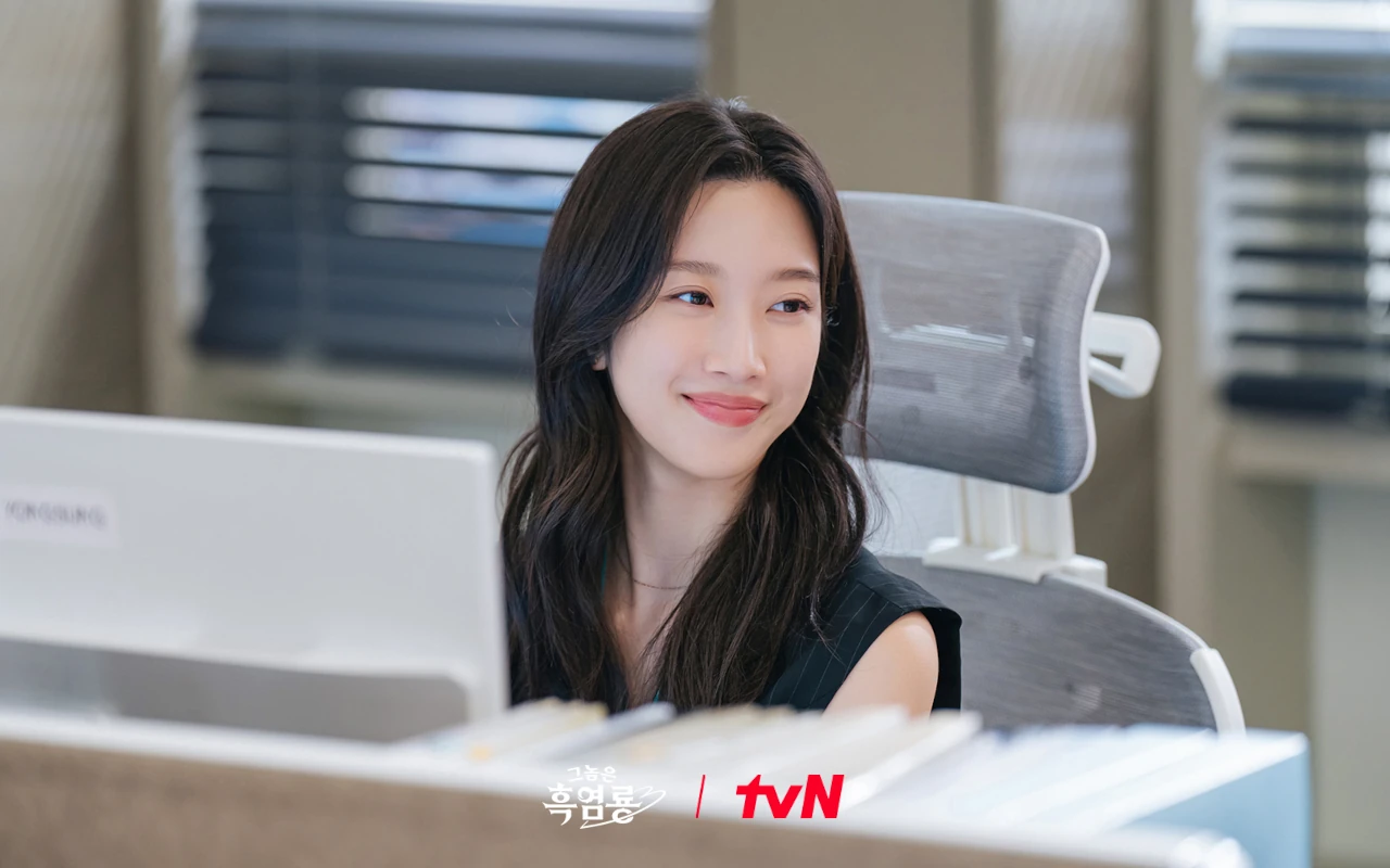 Moon Ga Young Tampil Mempesona Jadi Staf Choi Hyun Wook di 'My Dearest Nemesis'
