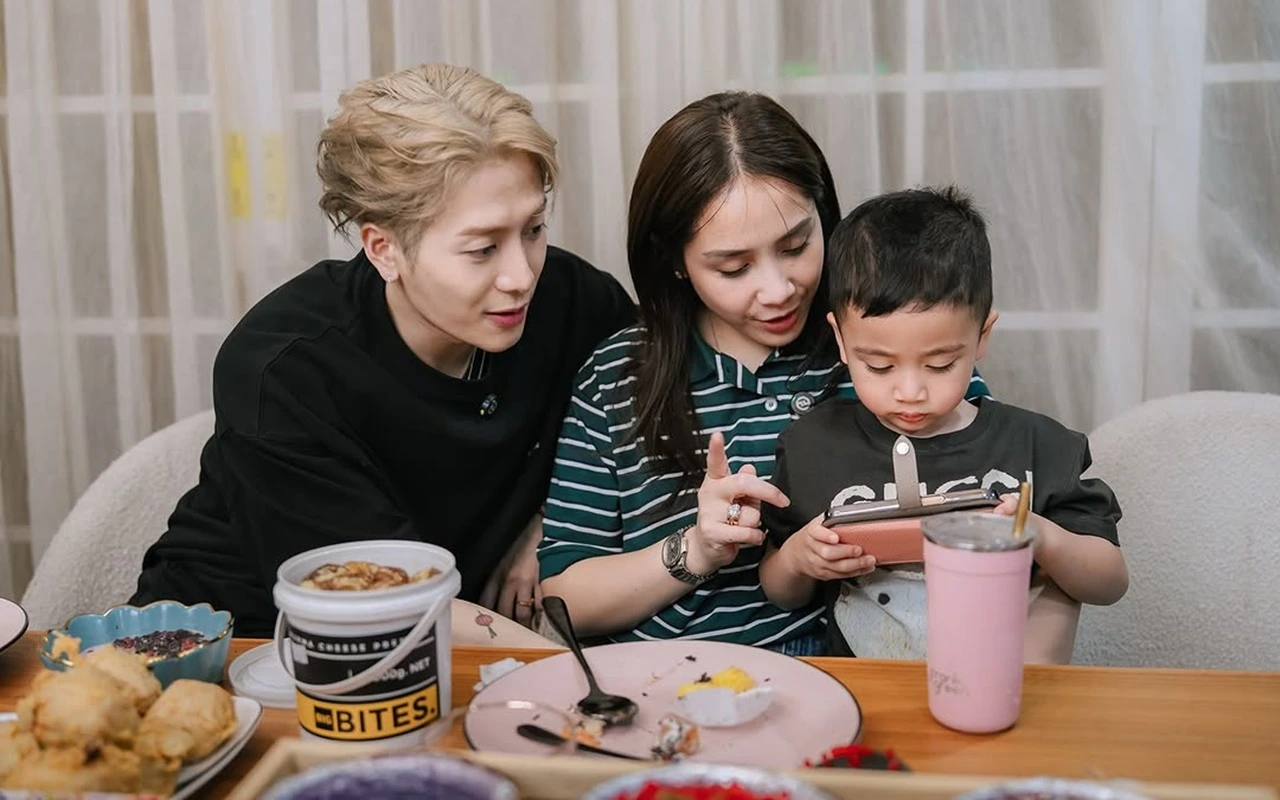 Jackson Wang Lap Ingus Rayyanza Putra Nagita Slavina Pakai Tangan Bikin Meleyot