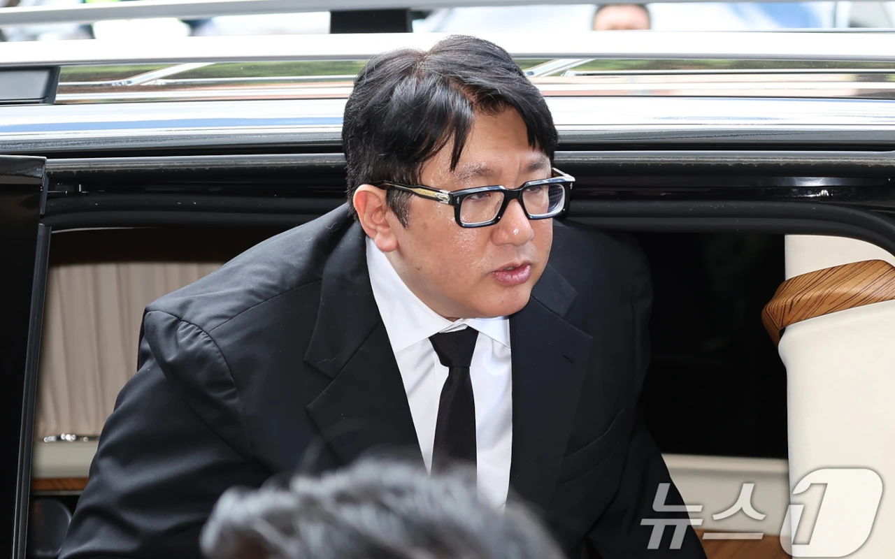 Bang Si Hyuk Terungkap Bukan Sosok dengan Penghasilan Tertinggi di HYBE