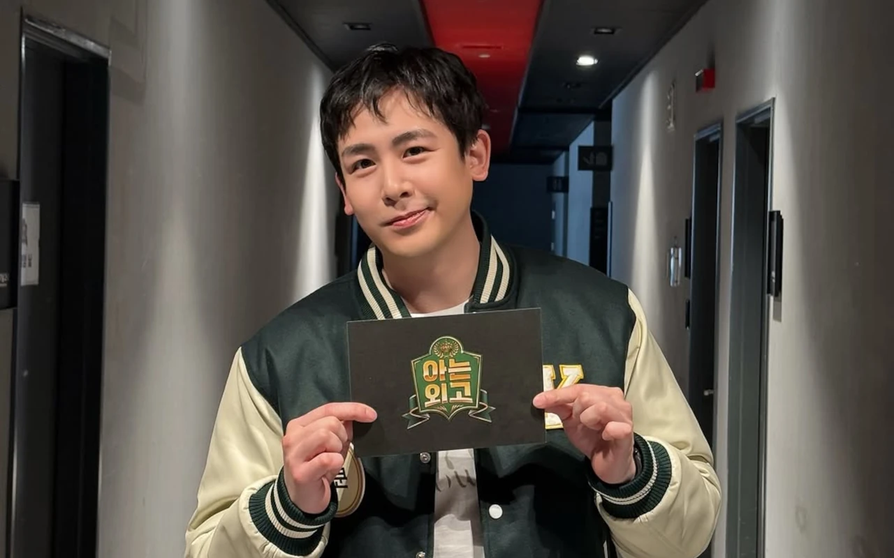 Gaya Keren Nichkhun 2PM saat Jualan Roti Ikan di Pinggir Jalan Curi Perhatian