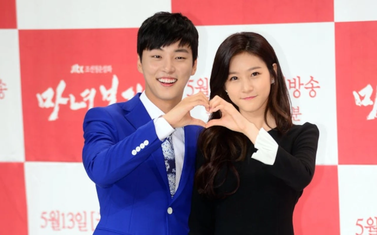 Momen Yoon Shi Yoon Bela Mendiang Kim Sae Ron di Depan Reporter Kembali Viral