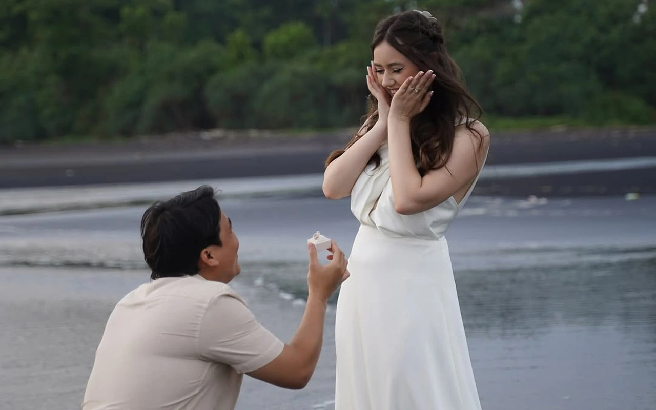Billy Syahputra So Sweet Lamar Pacar Cantik Sambil Berlutut di Pantai