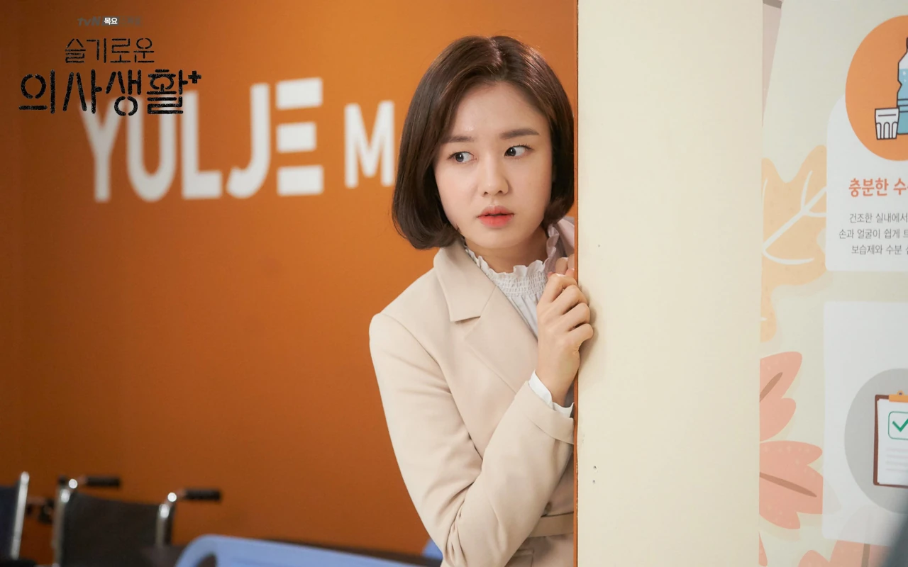 Visual Ahn Eun Jin saat Muncul di 'Resident Playbook' Tuai Pujian Selangit