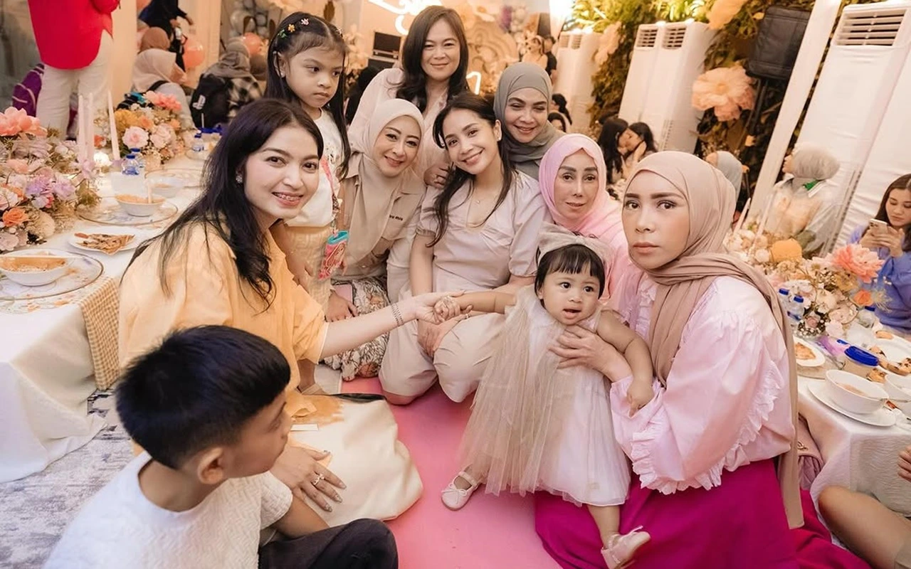 Foto Melly Goeslaw Tanpa Senyum di Ultah Putri Raffi-Nagita Jadi Perbincangan