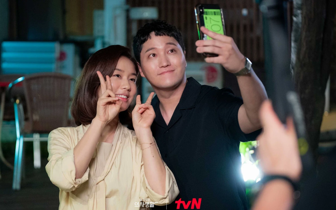 PD 'Hospital Playlist' Singgung Kemungkinan Suami Ahn Eun Jin Bukan Kim Dae Myung