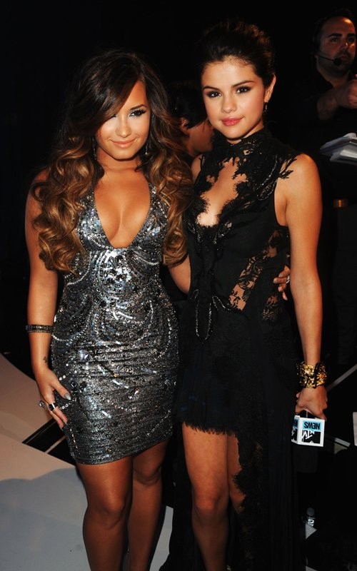 Gambar Foto Demi Lovato reuni dengan Selena Gomez di Black Carpet MTV VMas 2011