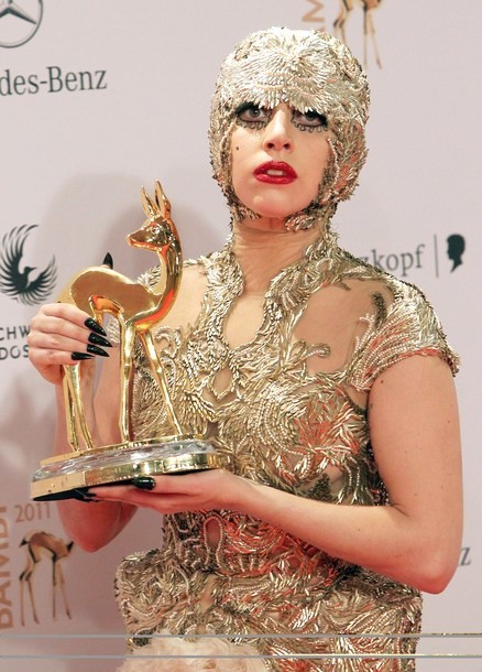 Gambar Foto Lady Gaga dengan piala di The Bambi Awards 2011
